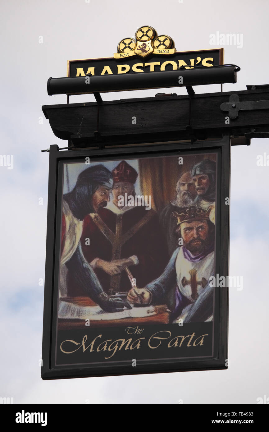 Segno su un marston's pub che mostra la firma della magna charta, lincoln, lincolnshire, Inghilterra, Regno Unito. Foto Stock