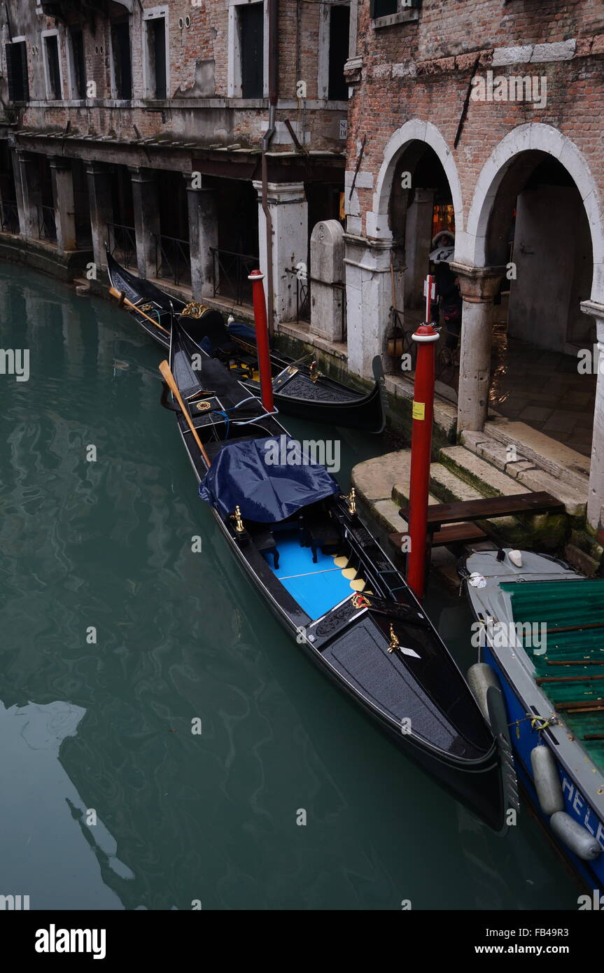 Gondola barca nel piccolo canale all'interno di Isola di Venezia in Italia. Gondola barca è collegato alla banca docks pronto e carico per i passeggeri Foto Stock