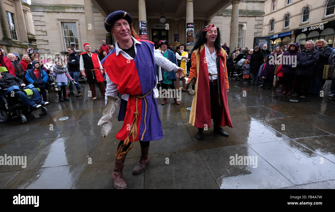 Stroud, Gloucestershire, UK. 09a gennaio 2016. Stroud Wassail e Mummers Internazionale Festival. Nella foto, la Shrewsbury Mummers, intrattengono il pubblico al di fuori del Stroud Subrooms. Credito: Gavin Crilly/Alamy Live News Foto Stock