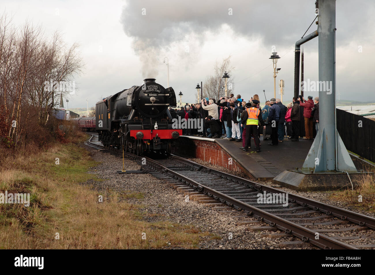 Heywood, Lancashire, Regno Unito. 9 gennaio, 2016. La folla intorno al Flying Scotsman sul suo arrivo con un ritardo di 1 ora a Heywood, Lancashire sulla sua fanciulla eseguire passeggero dopo il restauro a Bury. 9 gennaio 2014 Heywood, UK Credit: Alan Ryder/Alamy Live News Foto Stock