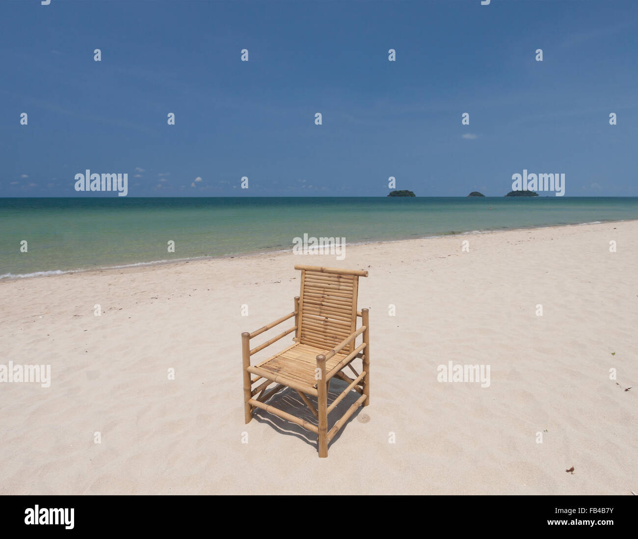 Sedia spiaggia sulla tropicale perfetto di spiaggia di sabbia bianca Foto Stock