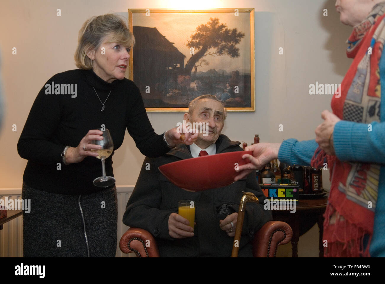 Stuzzichini durante la festa in una casa privata. HOMER SYKES Foto Stock
