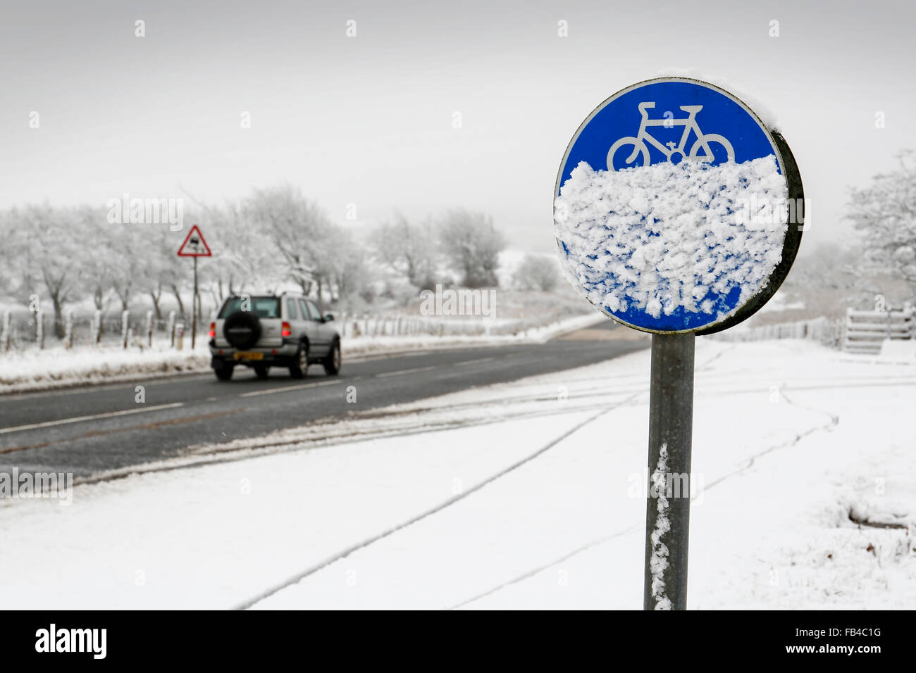A77, Ayrshire, in Scozia, Regno Unito. 9 gennaio, 2016. La neve e le basse temperature hanno reso condizioni di viaggio difficile e pericoloso con il congelamento di superfici stradali e la minaccia di più neve. Nonostante gritting, le strade sono ghiacciate e richiedono attenzione durante la guida. Credito: Findlay/Alamy Live News Foto Stock