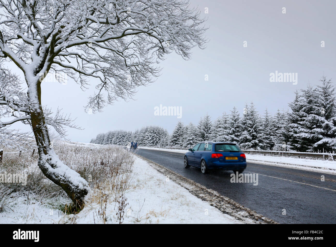 La Scozia, Regno Unito. 9 gennaio, 2016. La neve e le basse temperature hanno reso condizioni di viaggio difficile e pericoloso con il congelamento di superfici stradali e la minaccia di più neve. Nonostante gritting, le strade sono ghiacciate e richiedono attenzione durante la guida. Credito: Findlay/Alamy Live News Foto Stock
