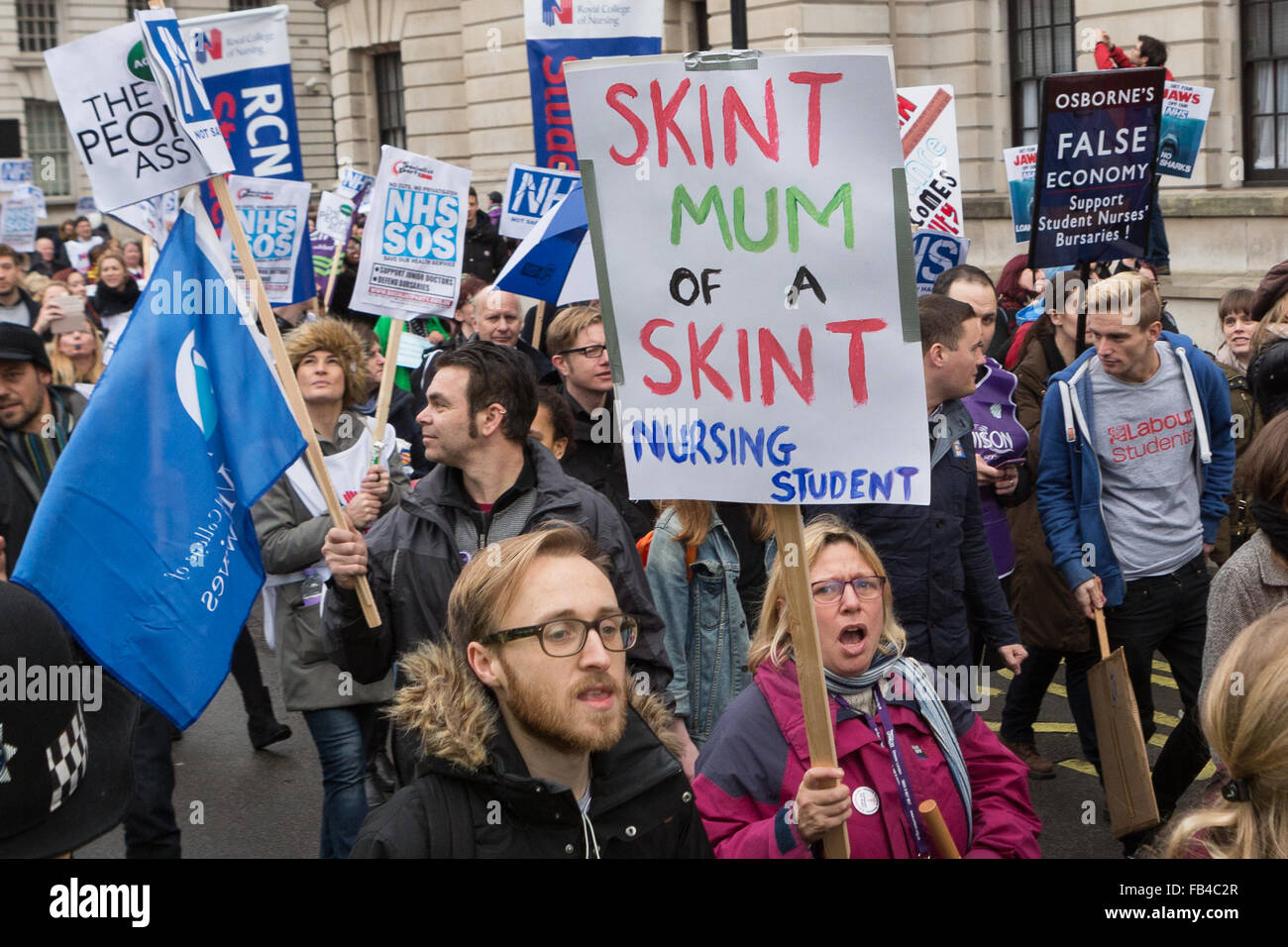 Londra, Regno Unito. 9 gennaio 2016.NHS studente infermiere, ostetrica e sostenitori prendere parte in una marcia di protesta da St Thomas' ospedale a Downing Street per opporsi alla demolizione delle borse di studio di infermieristica. Nel 2015 Dichiarazione d'Autunno, il Cancelliere George Osborne, ha annunciato che la NHS borse di studio che vengono pagati agli studenti infermieri per coprire i costi della vita mentre stanno studiando e realizzando ospedale esperienza di lavoro, verranno aboliti e invece convertiti in prestiti per studenti che dovranno essere rimborsati. Credito: London pix/Alamy Live News Foto Stock