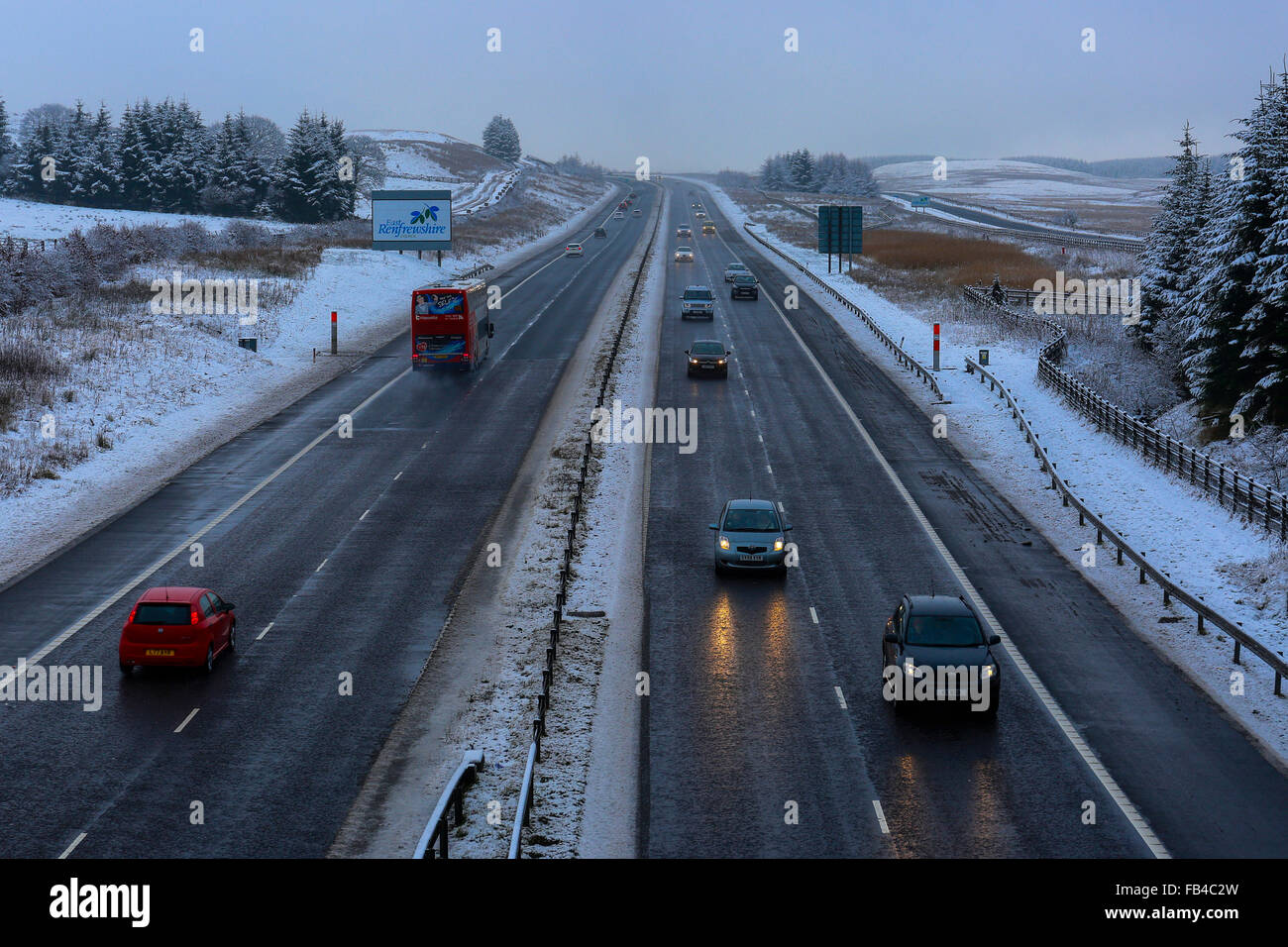 La Scozia, Regno Unito. 9 gennaio, 2016. La neve e le basse temperature hanno reso condizioni di viaggio difficile e pericoloso con il congelamento di superfici stradali e la minaccia di più neve. Nonostante gritting, le strade sono ghiacciate e richiedono attenzione durante la guida. Credito: Findlay/Alamy Live News Foto Stock