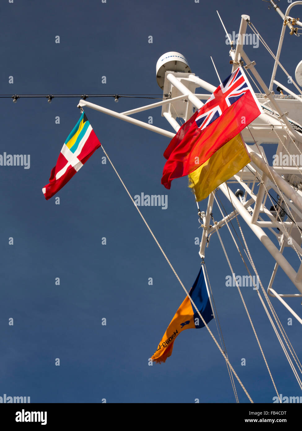 Ms anseatica giallo battenti bandiera di quarantena, UK rosso e Bahamas alfieri e Hapag Lloyd bandiere Foto Stock