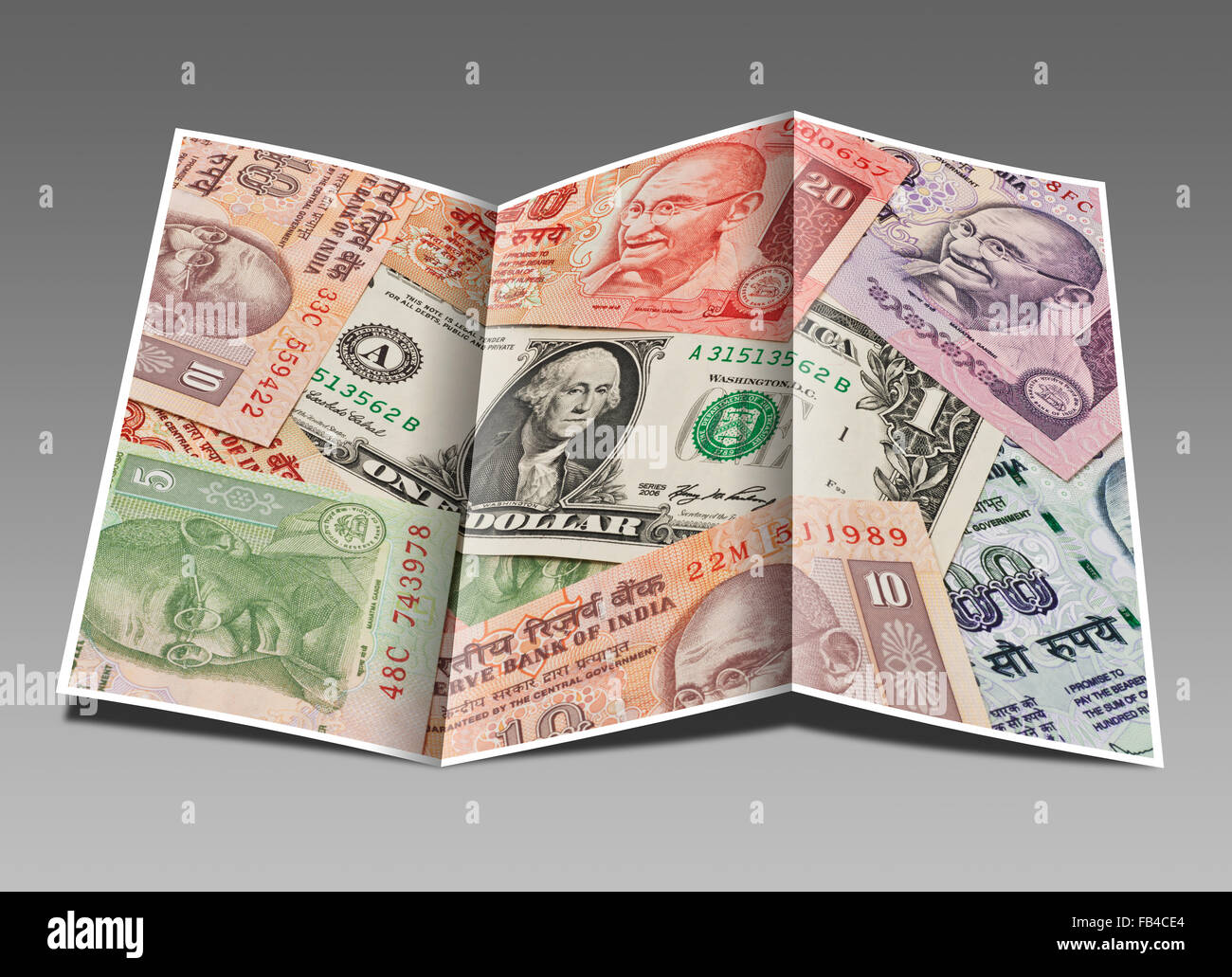 Molti rupia indiana fatture con il ritratto del Mahatma Gandhi affiancati. Al centro si trova un 1 U.S. Dollaro Foto Stock