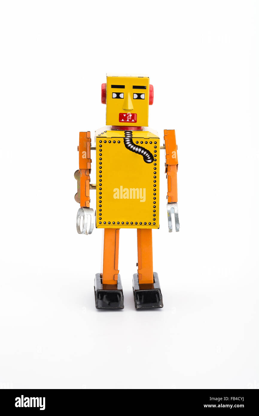 Giallo retrò robot giocattolo su sfondo bianco Foto Stock