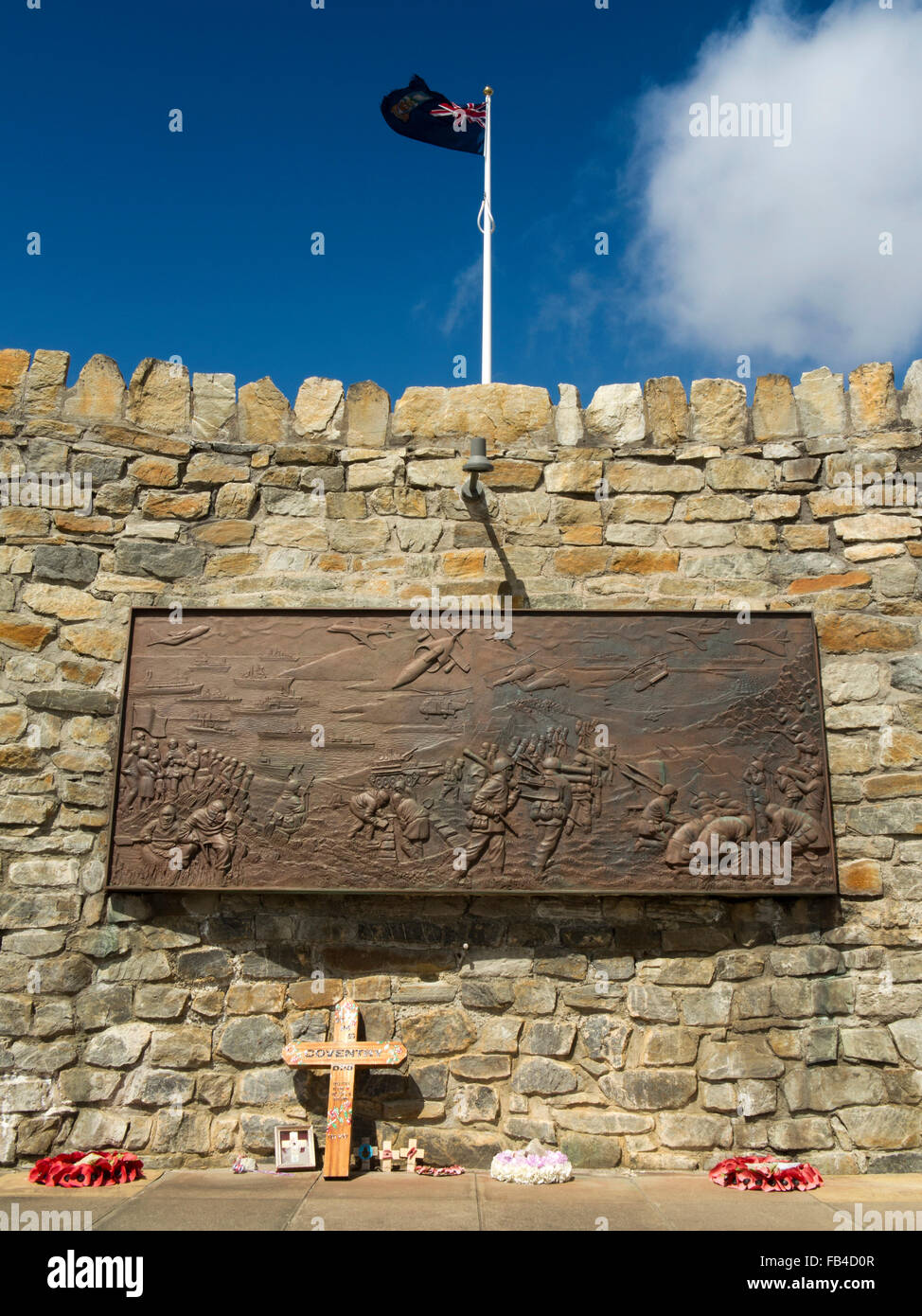 Falkland Port Stanley nelle isole Falkland bandiera sopra 1982 War Memorial vittoria Foto Stock