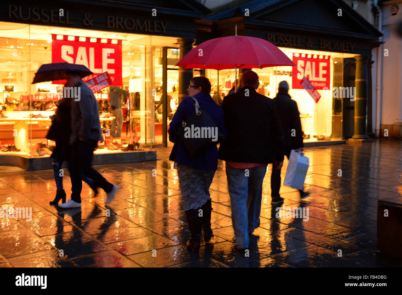 Bath, Regno Unito. 9 gennaio, 2016. Regno Unito Meteo. People shopping in bagno su un umido e ventoso di notte. Robert Timoney/AlamyLiveNews Foto Stock