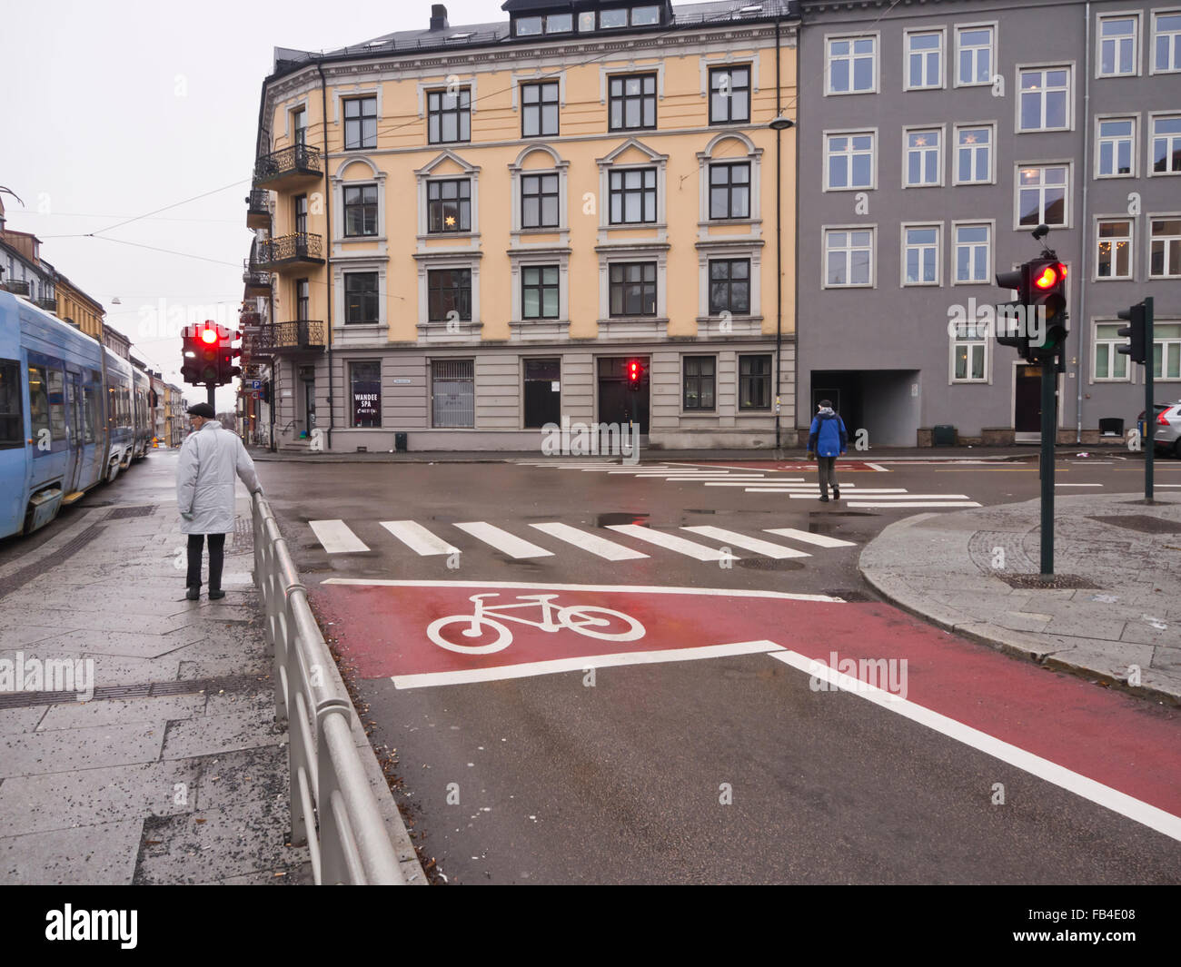 Vivacemente dipinte di rosso pista ciclabile con scatola di priorità per aumentare la sicurezza del traffico in corrispondenza di una intersezione nel distretto di Adamstuen in Oslo Norvegia Foto Stock