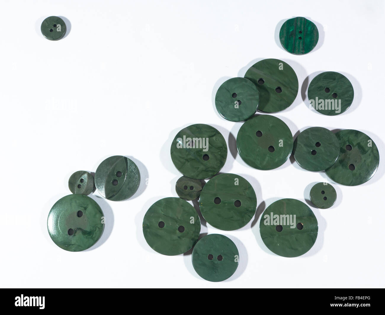 Vintage pulsanti verdi in varie dimensioni su sfondo bianco Foto Stock