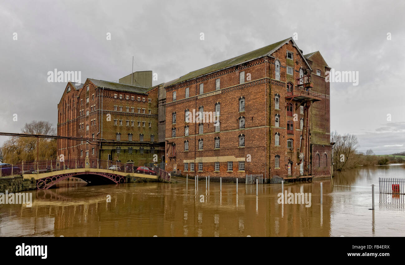 La guarigione's Mill circondato da acqua di inondazione Foto Stock