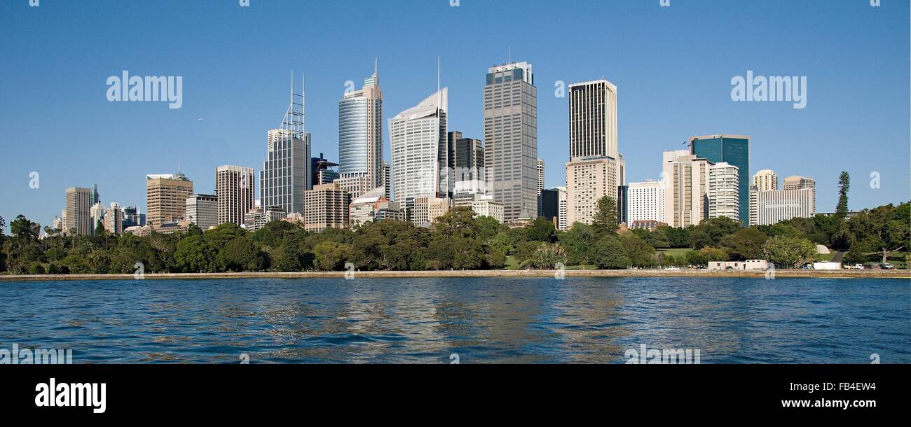 Skyline di Sydney, cielo blu di Sydney e il Sydney Harbour riflessioni di acqua.in Australia. Foto Stock