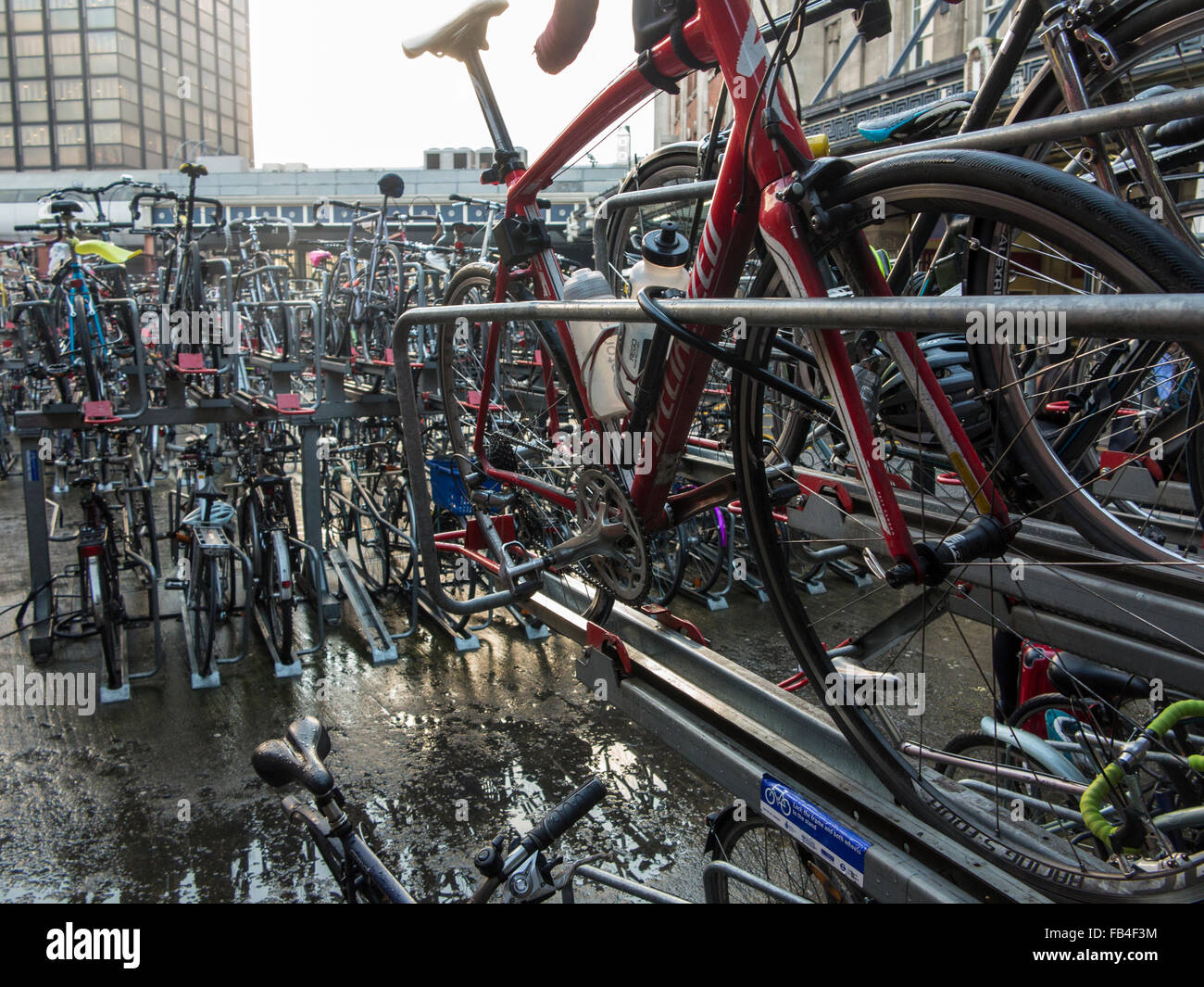 Le biciclette di " commuters " alta impilati a Waterloo Station di Londra Foto Stock