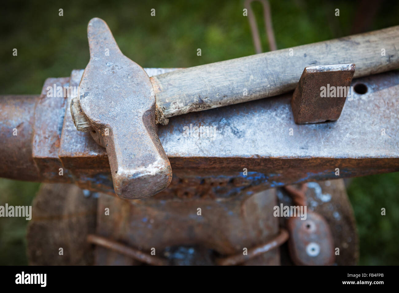 Indossato il ferro incudine e martello Foto Stock