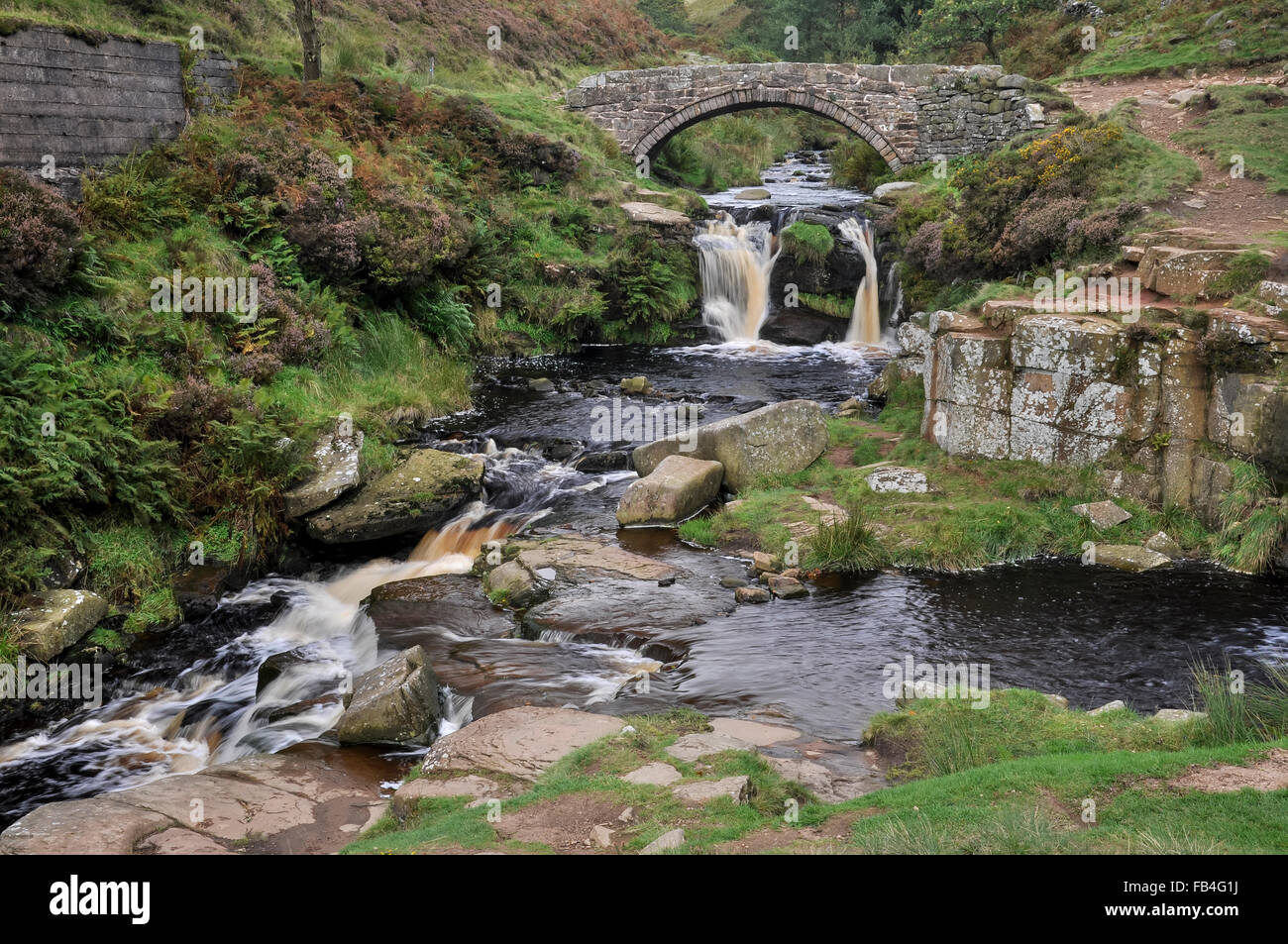 La cascata e ponte a tre Shires testa sul confine del Derbyshire, Staffordshire e Cheshire. Foto Stock