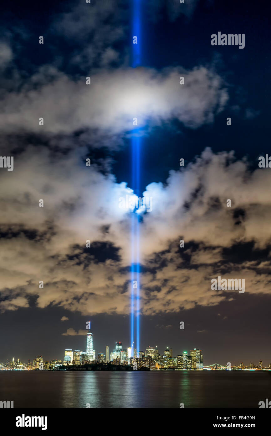 New York City 11 settembre 2015 commemorazione con il tributo in luce nella parte inferiore di Manhattan vicino al One World Trade Center Foto Stock