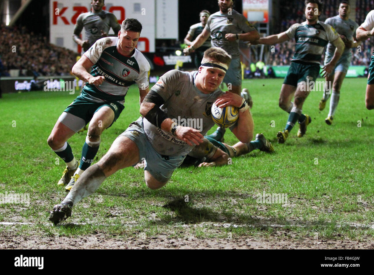 Welford Road, Leicester, Regno Unito. 9 Gen, 2016. Aviva Premiership. Leicester Tigers versus Northampton santi. Paul Hill passa per i santi ma il tentativo è stato non consentito per una violazione già. Credito: Azione Sport Plus/Alamy Live News Foto Stock