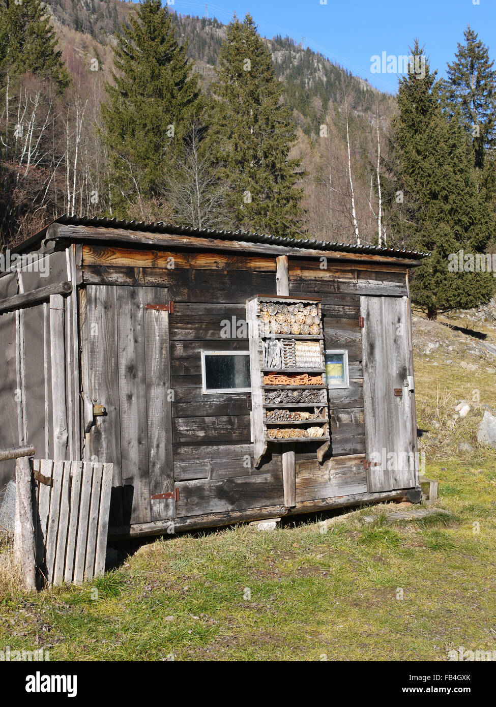 Insetto o bug casa costruita sul lato di un capannone in Le Crot Francia Foto Stock