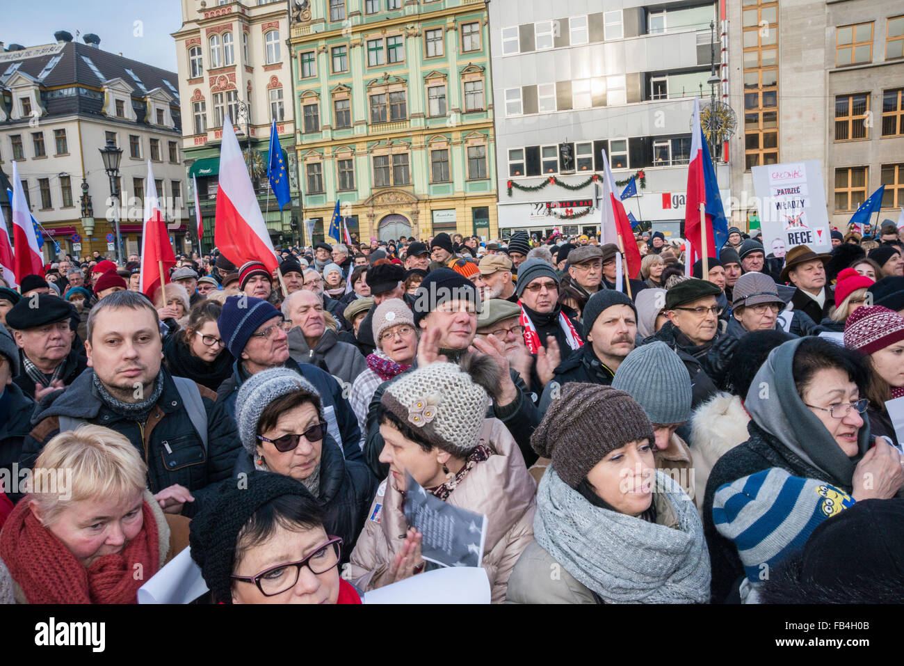 Wroclaw, Polonia. Il 9 gennaio, 2016. I sostenitori del comitato per la difesa della democrazia, la protesta contro la nuova legge dando piena di governo, controllo diretto dei media pubblici, a Wroclaw in Polonia. Credito: Witold Skrypczak/Alamy Live News Foto Stock