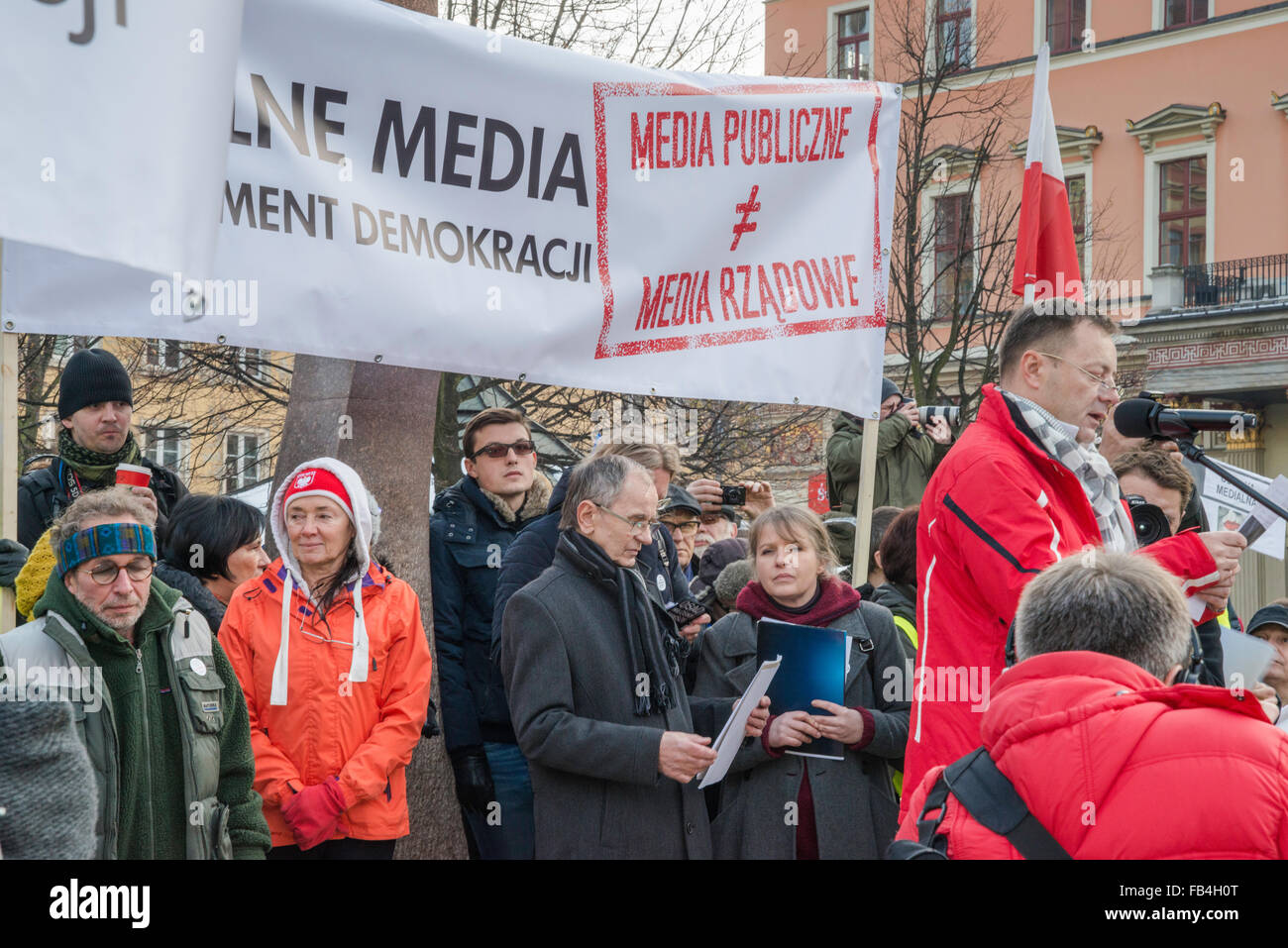 Wroclaw, Polonia. Il 9 gennaio, 2016. I sostenitori del comitato per la Difesa della Democrazia, con segni FREE MEDIA - Fondazione di democrazia e di mezzi di comunicazione pubblici non è governo MEDIA, protesta contro la nuova legge del governo che dà il pieno controllo dei media pubblici, a Wroclaw in Polonia. © Witold Skrypczak/Alamy vivere nuove Foto Stock