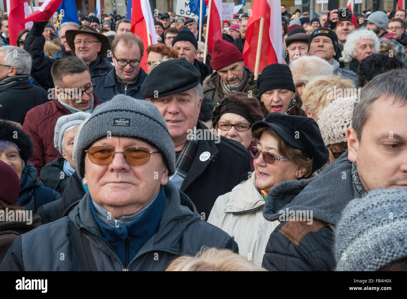 Wroclaw, Polonia. Il 9 gennaio, 2016. I sostenitori del comitato per la difesa della democrazia, la protesta contro la nuova legge dando piena di governo, controllo diretto dei media pubblici, a Wroclaw in Polonia. Credito: Witold Skrypczak/Alamy Live News Foto Stock