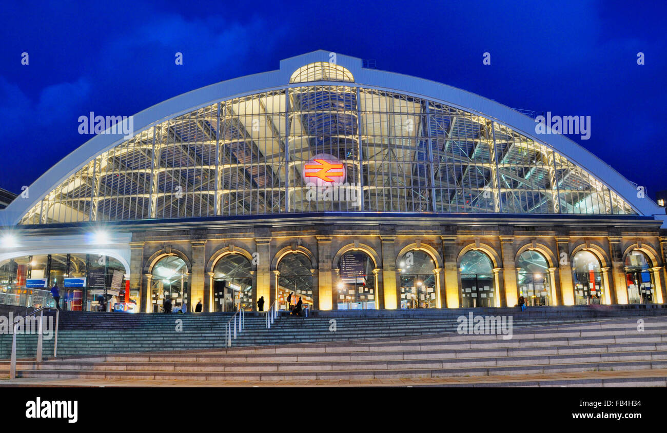 Liverpool Lime Street Station, Inghilterra, nel crepuscolo Foto Stock
