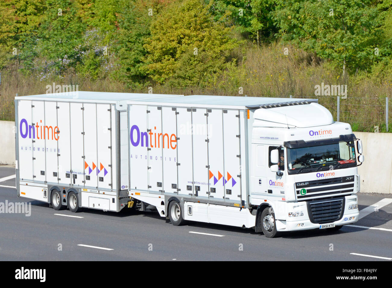 Vista laterale anteriore del Ontime automotive business trasporto racchiuso consegna auto hgv camion Truck & trailer operatore logo azienda guida su autostrada DEL REGNO UNITO Foto Stock