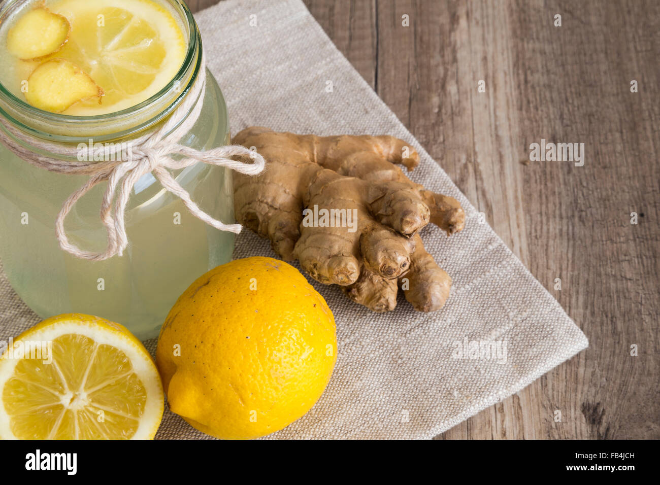 Limone e zenzero drink in un vaso Foto Stock