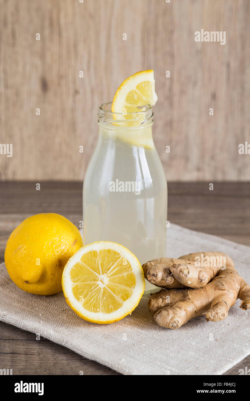 Detox limone e zenzero drink in una bottiglia Foto Stock