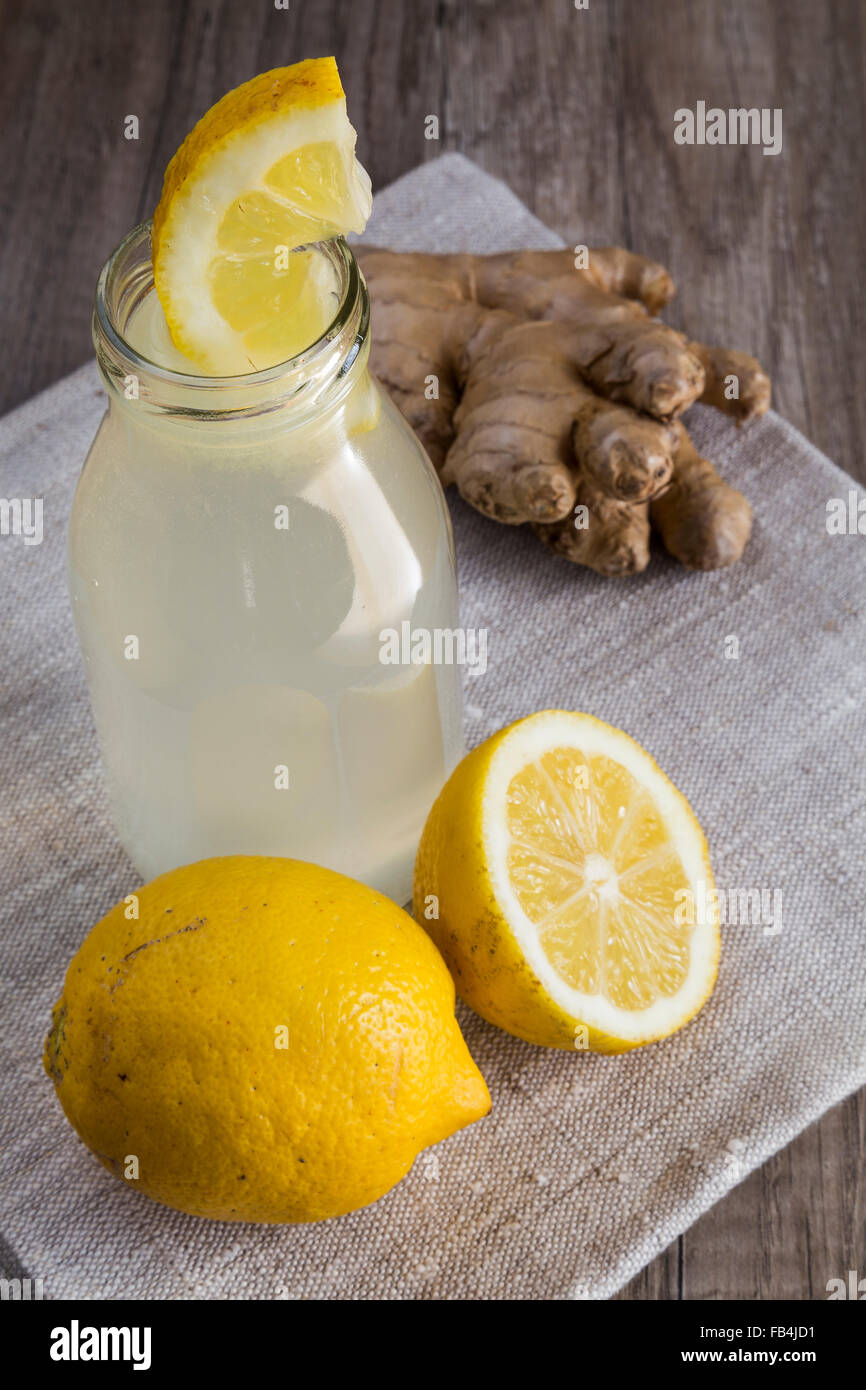 Limone e zenzero Detox drink in una bottiglia Foto Stock