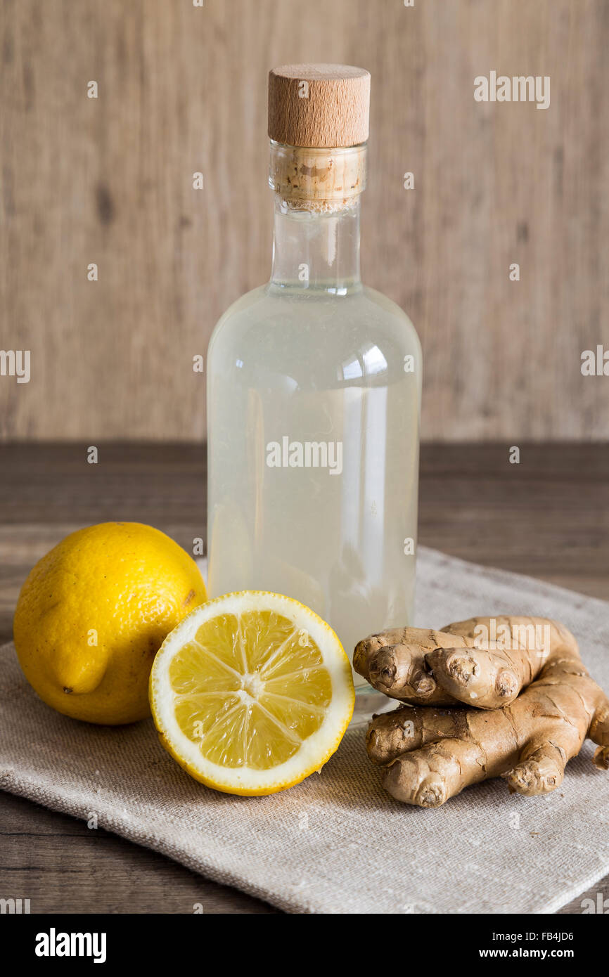 Limone e zenzero Detox drink in un flacone chiuso Foto Stock
