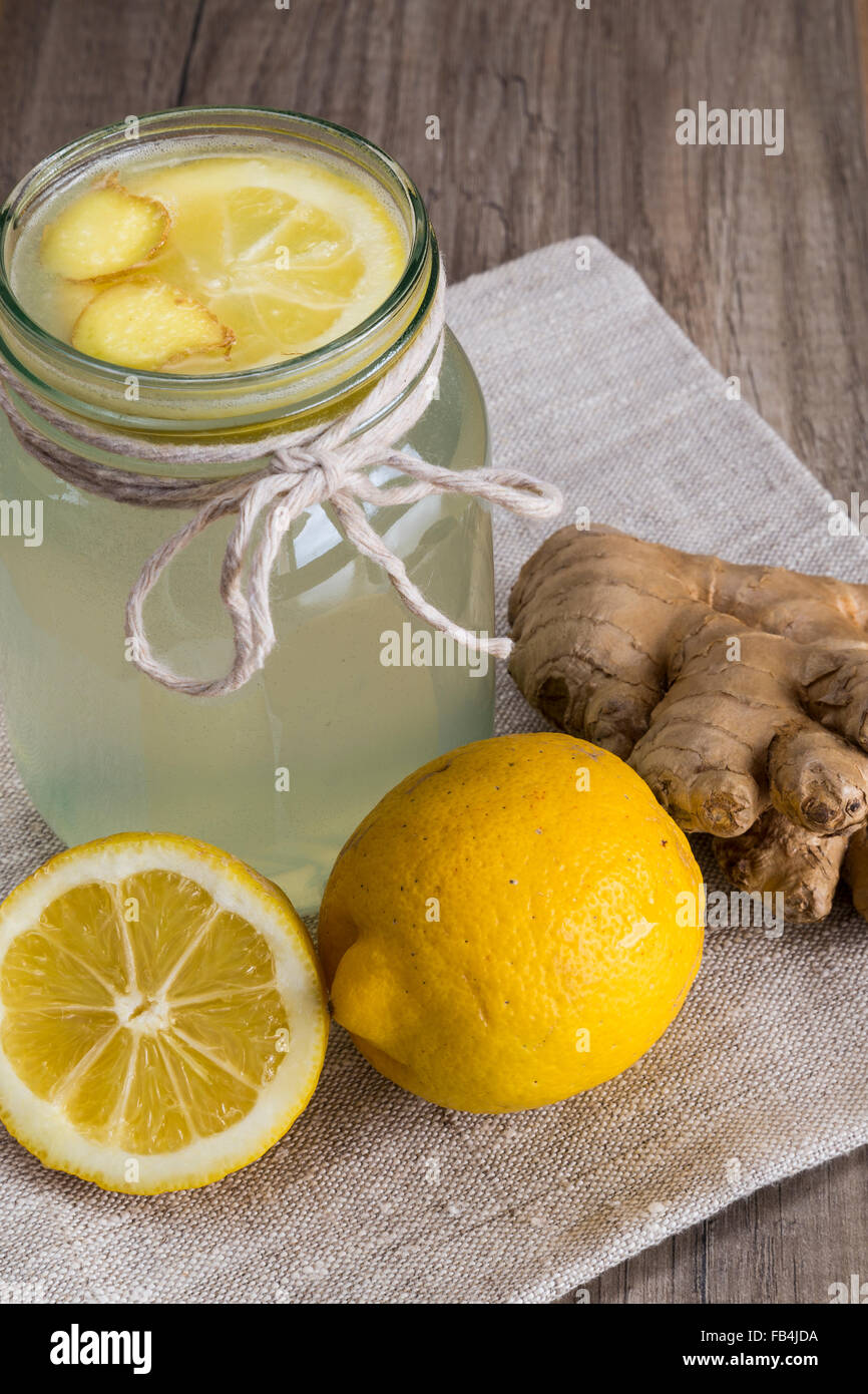 Limone e zenzero Detox drink in un vaso Foto Stock