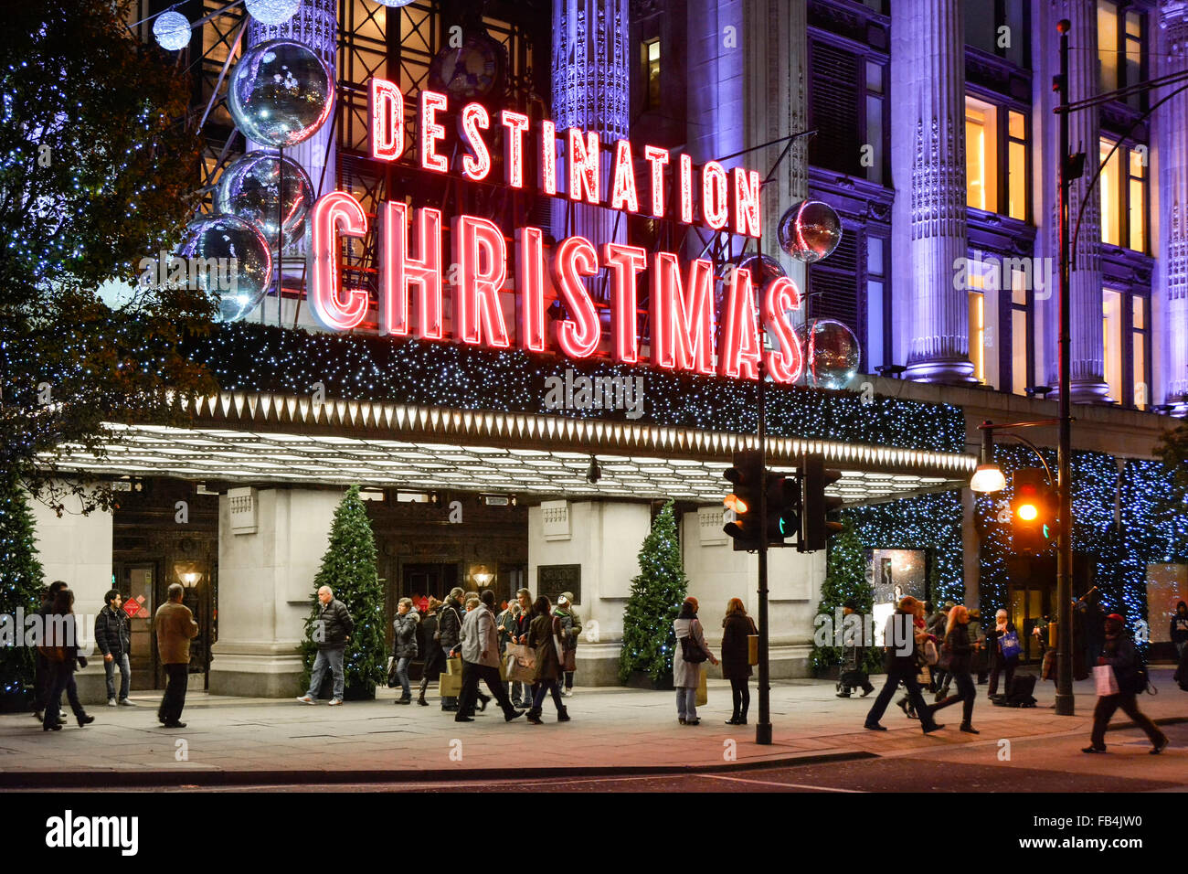 Grande magazzino Selfridges cartello di destinazione Natale sopra l'ingresso principale Oxford Street vista serale decorazioni natalizie West End Londra Inghilterra Regno Unito Foto Stock