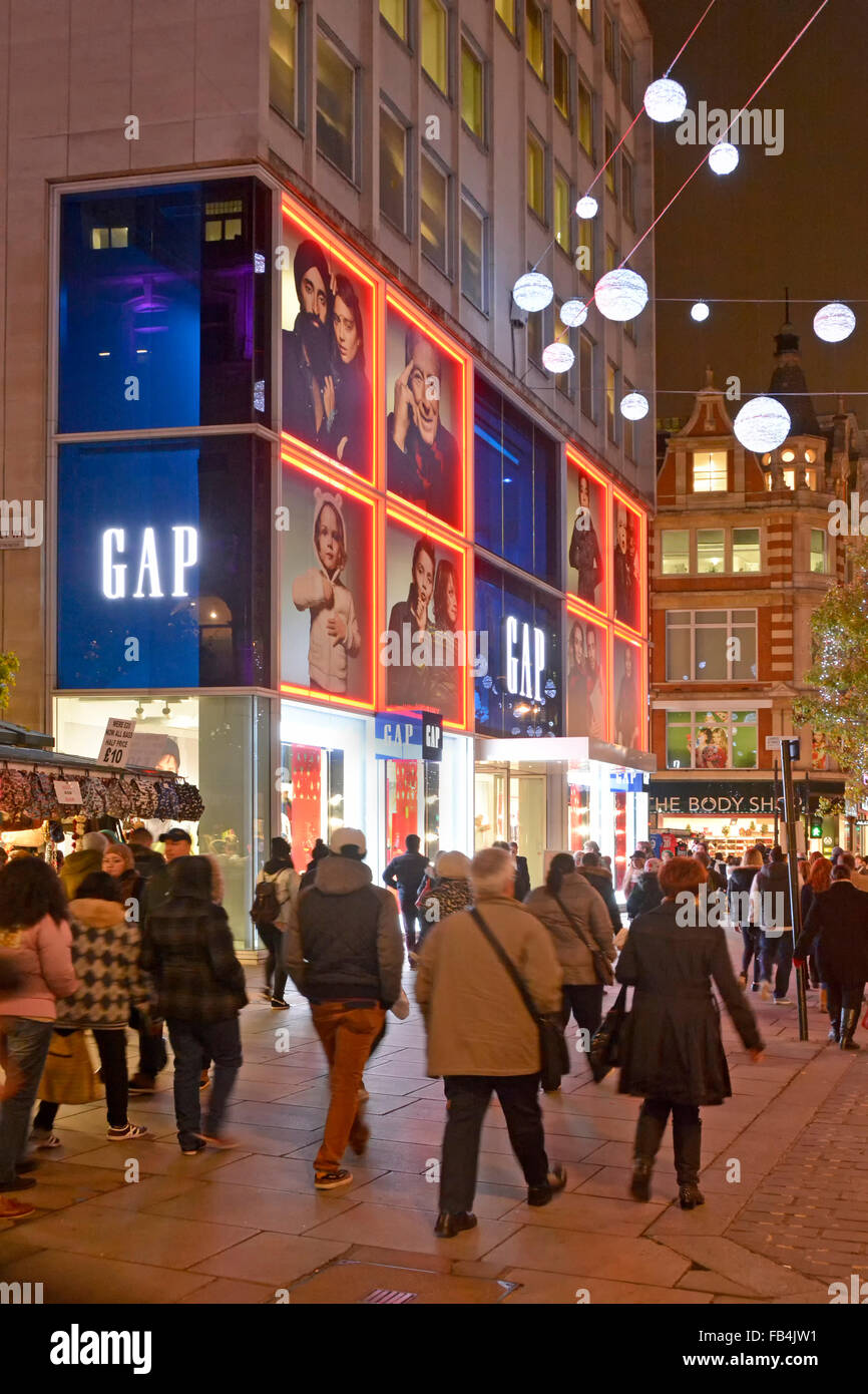 Serata di Natale vista degli acquirenti al di fuori del gap store in London Oxford Street Foto Stock