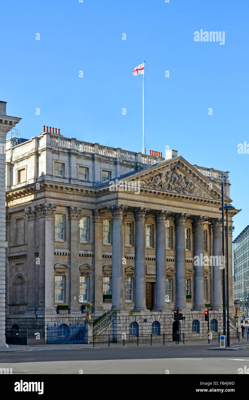 Mansion House colonnade sulla residenza ufficiale del sindaco di Londra situato sul trafficato svincolo di traffico bancario City of London Inghilterra UK Foto Stock