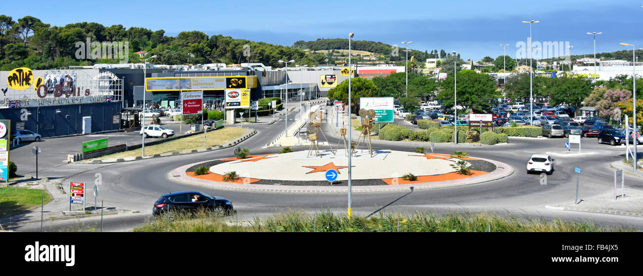 Edifici commerciali francesi Pathe cinema logos & Geant ipermercato al dettaglio le indicazioni per l'ingresso al parco si ripresentano sulla rotonda di Les Pennes Mirabeau Foto Stock