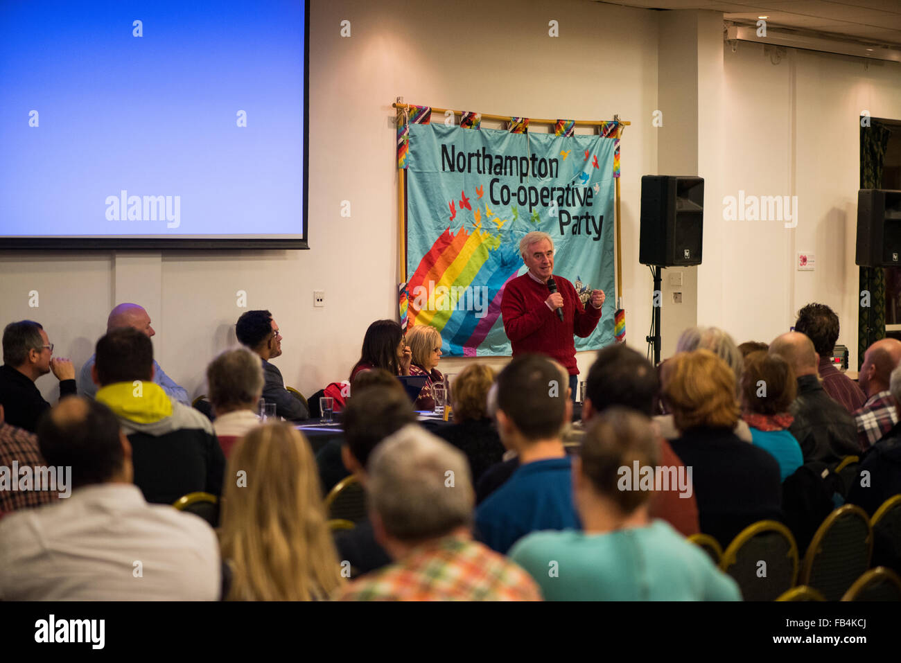 Northampton, Regno Unito. 9 gennaio, 2016. Cancelliere ombra John McDonnell affronta un anti-austerità incontro al club di rugby di Northampton. Credito: David Isaacson/Alamy Live News Foto Stock