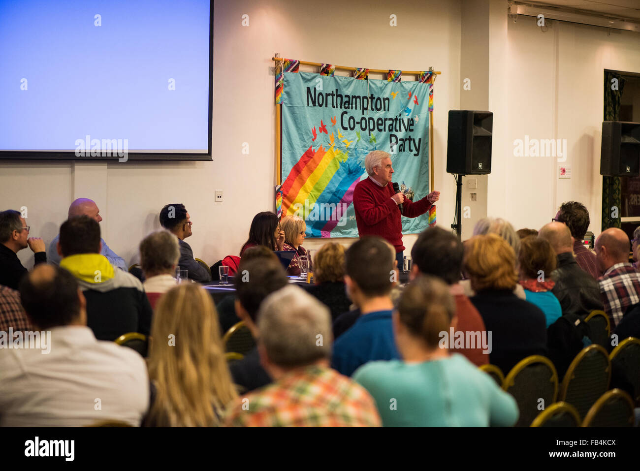 Northampton, Regno Unito. 9 gennaio, 2016. Cancelliere ombra John McDonnell affronta un anti-austerità incontro al club di rugby di Northampton. Credito: David Isaacson/Alamy Live News Foto Stock