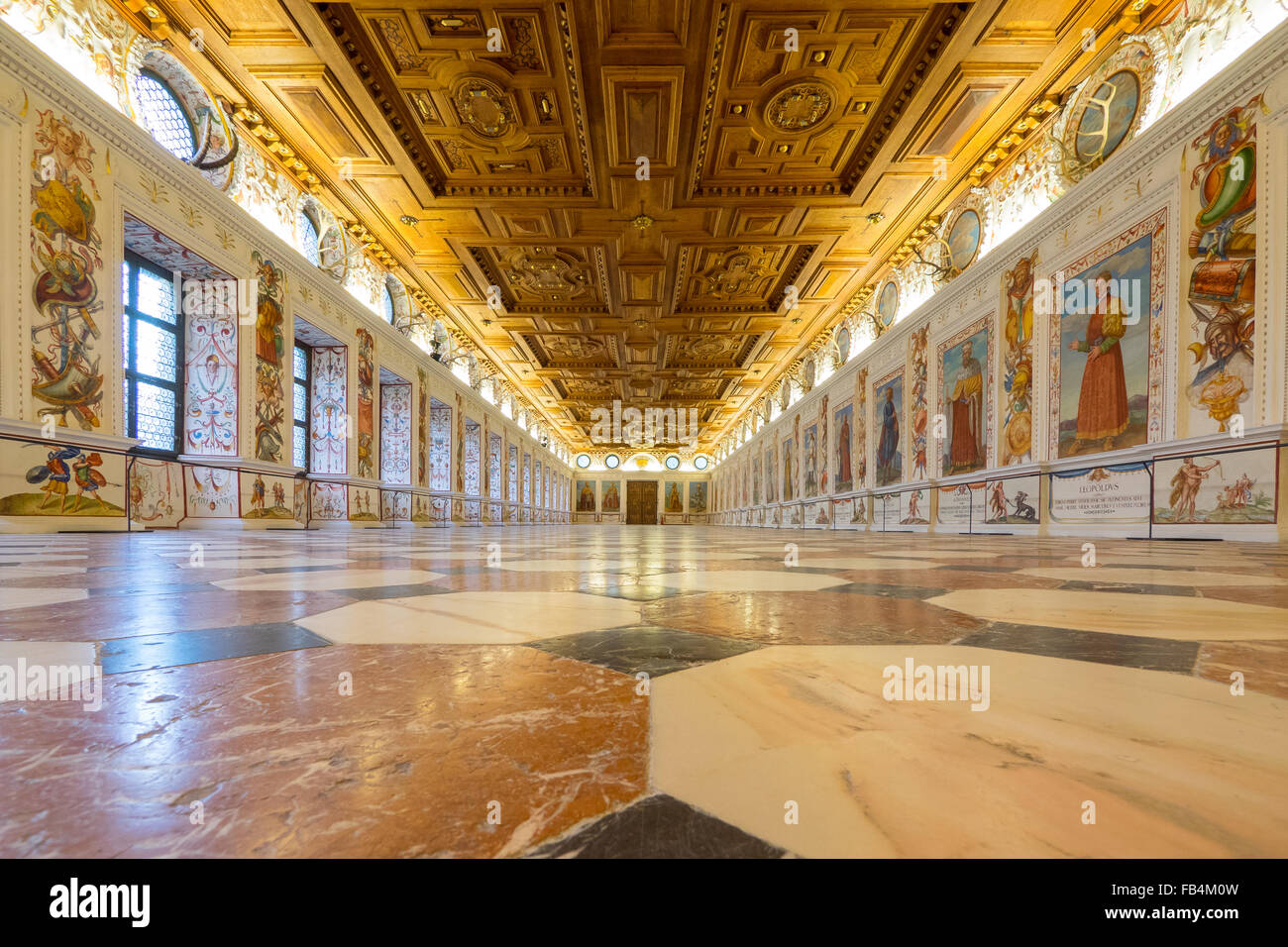 Innsbruck, Austria - 2 Dicembre 2015 : La Sala Spagnola allo Schloss Ambras Castello. La camera era costruito durante il Rinascimento in Foto Stock