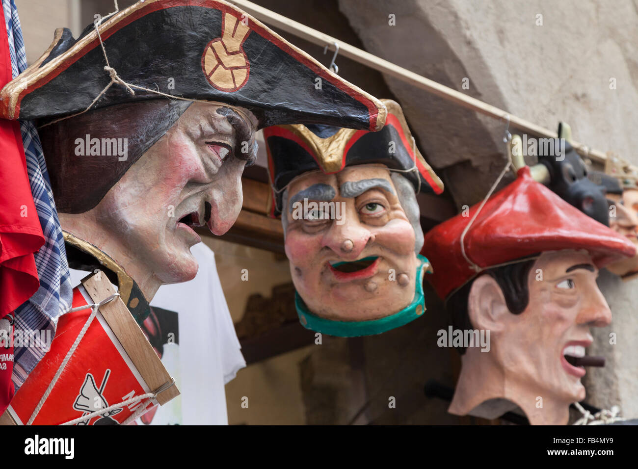 Cabezudos appeso su una vetrina in Città Vecchia Pamplona - Navarra, Spagna. Foto Stock