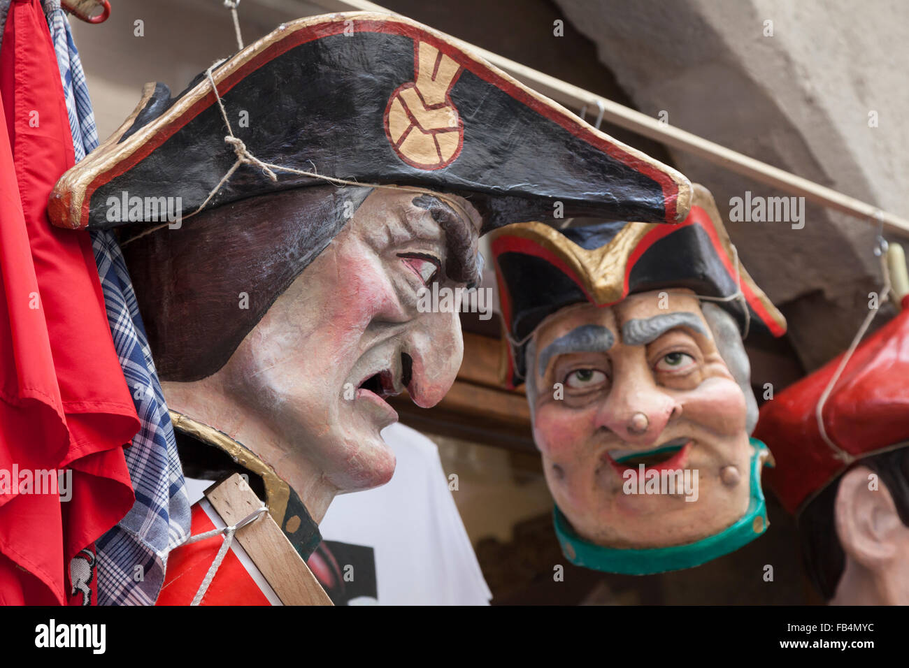 Cabezudos appeso su una vetrina in Città Vecchia Pamplona - Navarra, Spagna. Foto Stock