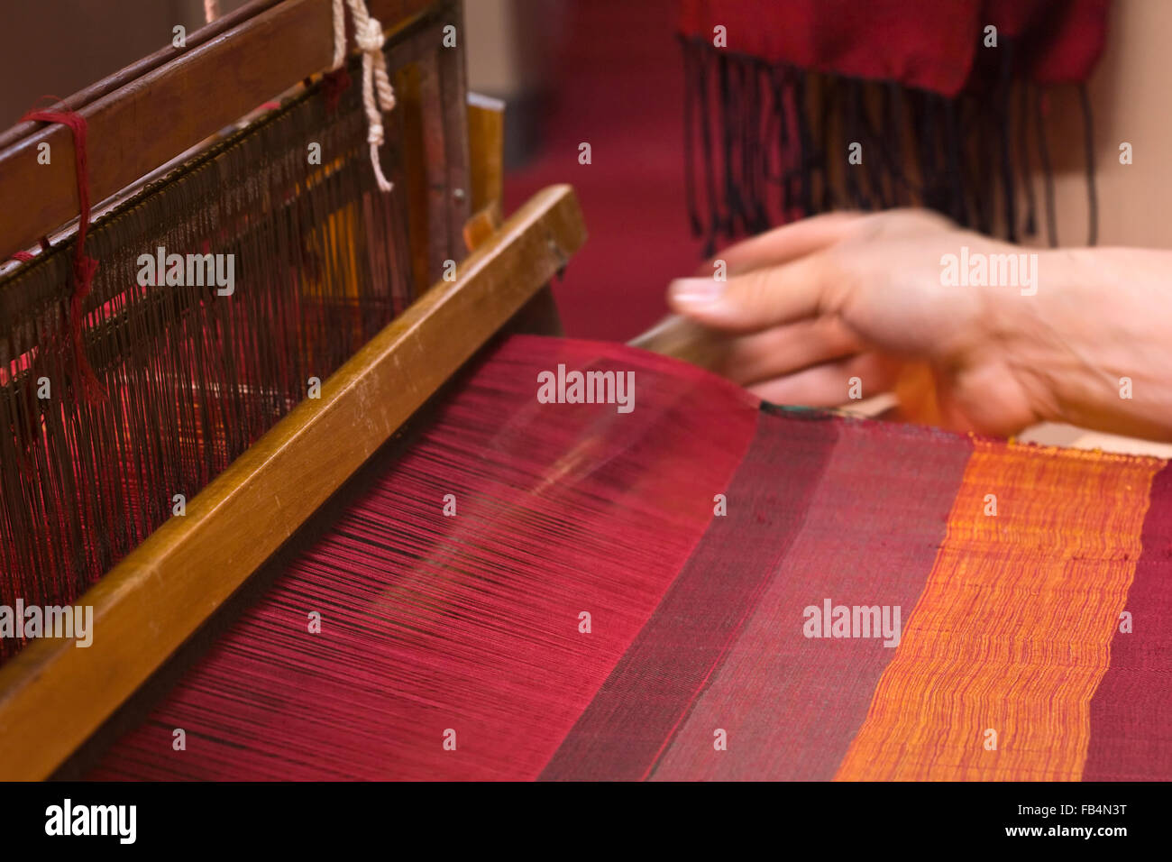 Tessitore a lavorare sul vecchio telaio Foto Stock