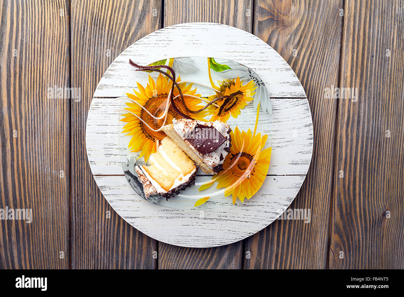 La torta con la crema su di un legno scuro dello sfondo. Foto Stock