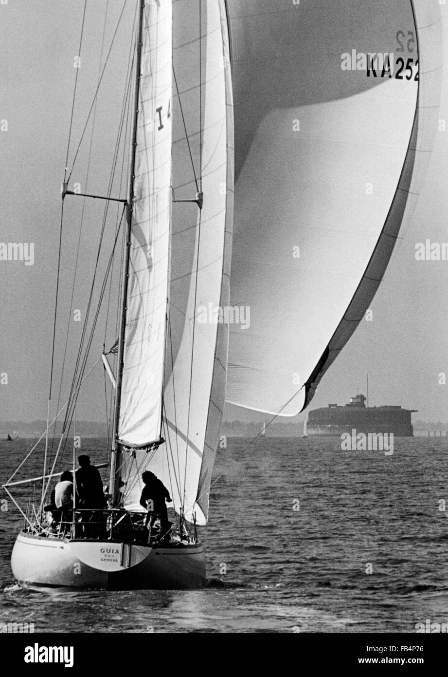 AJAX NEWS FOTO. 1974. PORTSMOUTH, Inghilterra. - WHITBREAD Round the World Race - Fine - ITALIAN yacht con skipper GUIA DI GIORGIO FALCK TESTE PER LA LINEA DI FINITURA OFF SOUTHSEA. Foto: JONATHAN EASTLAND/AJAX REF:HDD WRWR 1974 GUIA Foto Stock