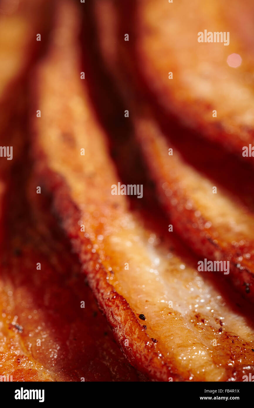Cotte perfettamente le fette spesse di stile americano Bacon, chiamato 'streaky bacon' NEL REGNO UNITO Foto Stock