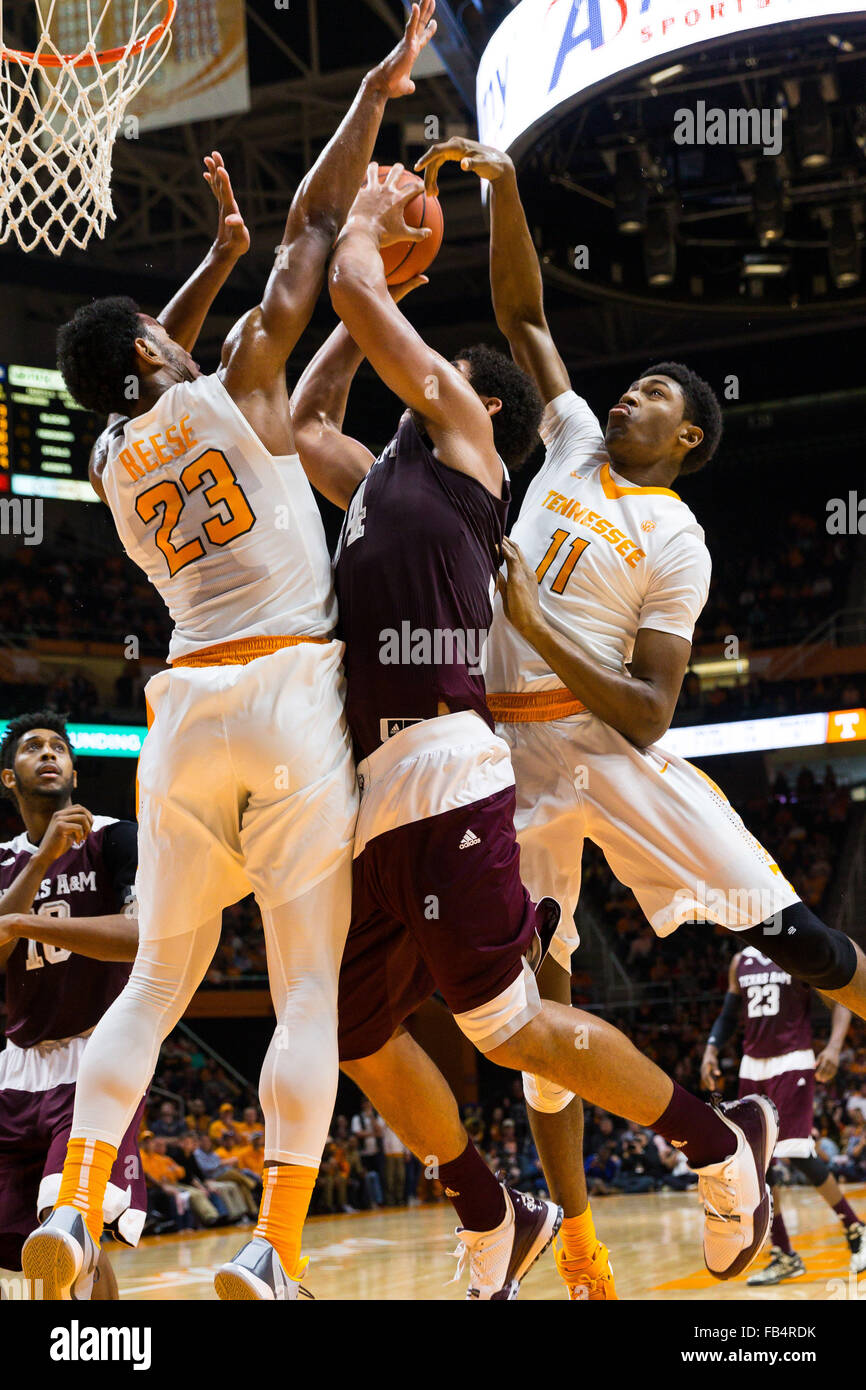 9 gennaio 2016: Tyler Davis #34 del Texas A&M Aggies tenta di cliente contro Derek Reese #23 e Kyle Alexander #11 del Tennessee volontari durante il NCAA pallacanestro tra la University of Tennessee Volontari e del Texas A&M Aggies a Thompson Boling Arena a Knoxville TN Tim Gangloff/CSM Foto Stock