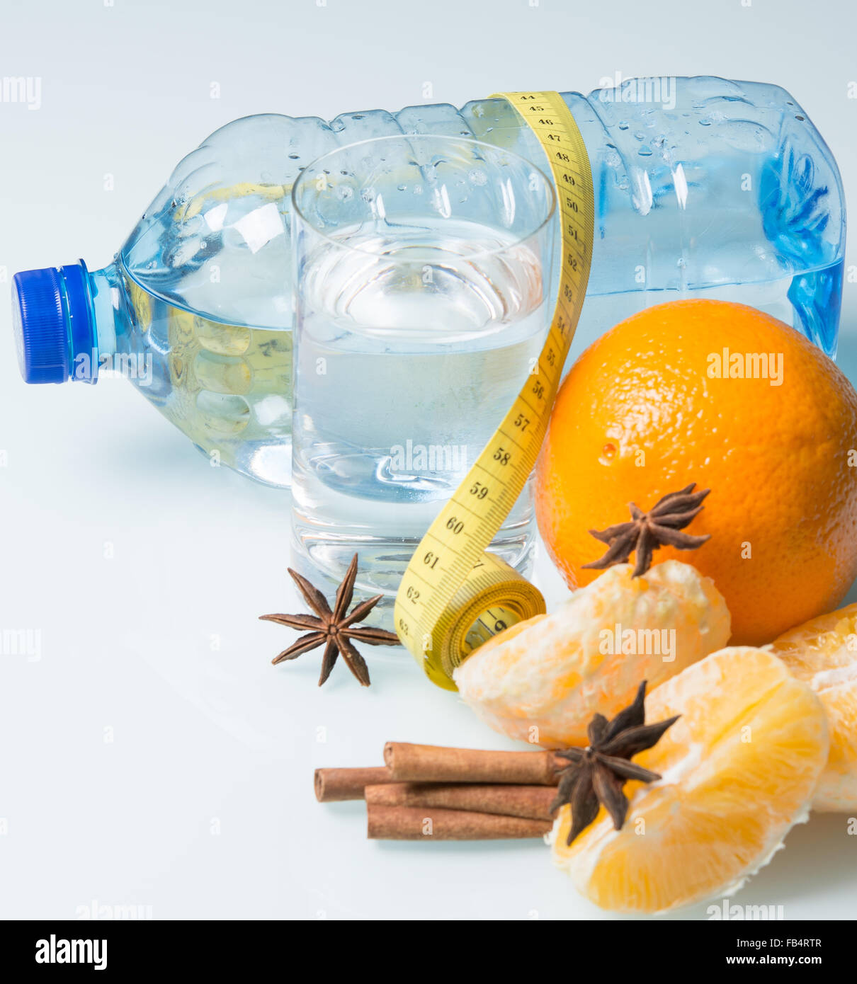 Acqua potabile bottiglia con arance Foto Stock